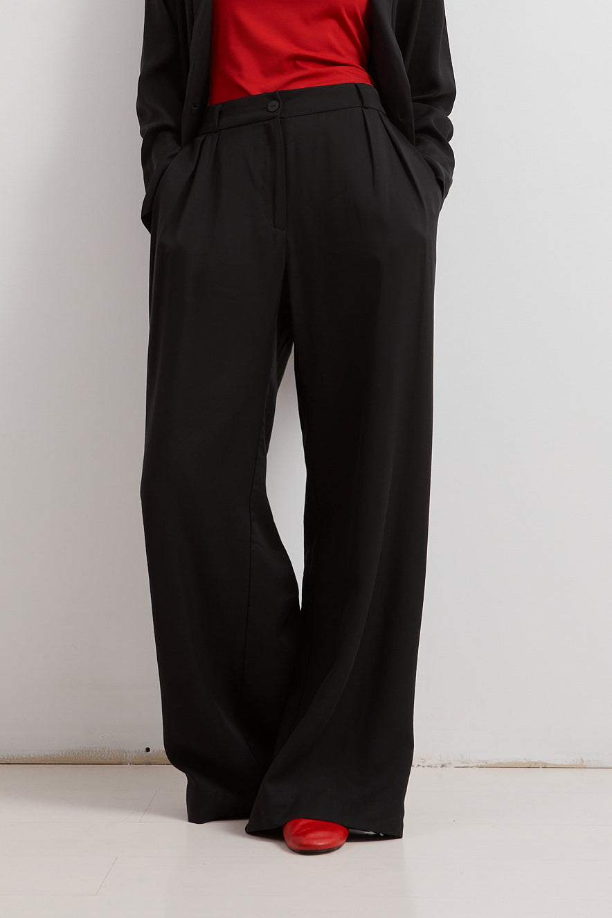 L.1222 - MATT PLEAT PANT - Black